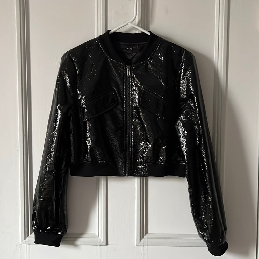 BLACK CROP FAUX PATENT LEATHER JACKET